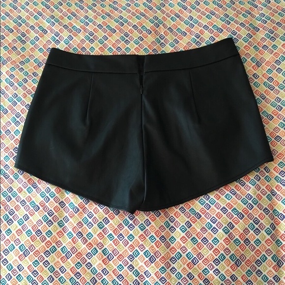New leather like skirt short - size small - Picture 4 of 4